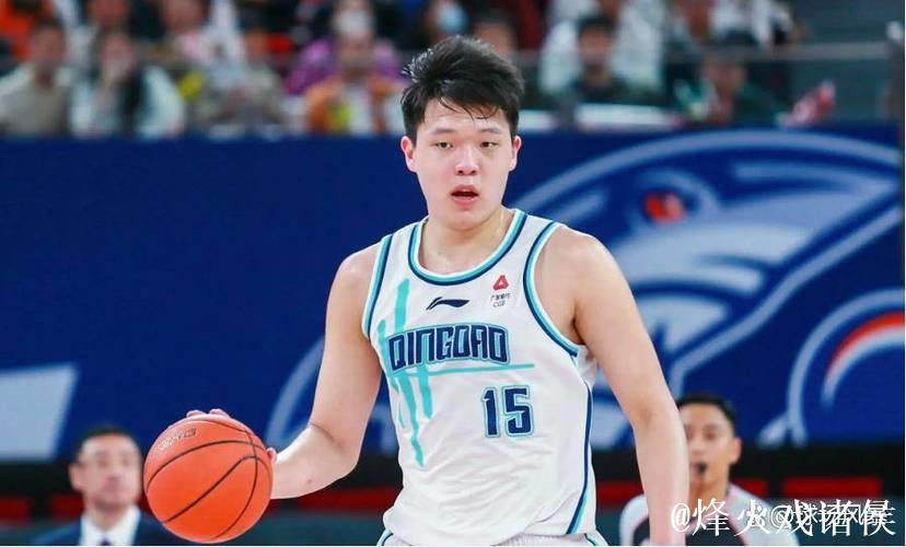 杨瀚两双登热搜第一！对抗明显提升 有球权能力真不差 拓媒怀念比帅